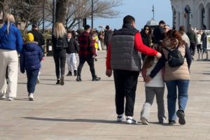 FOTOREPORTAJ+VIDEO: Vremea frumoasa a scos constantenii de Ziua Femeii la plimbare pe faleza Cazinoului din Constanta