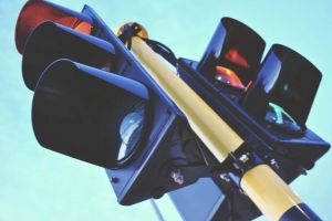 Premiera in traficul din Romania: Semafoare cu radar care pedepsesc soferii vitezomani cu lumina rosie