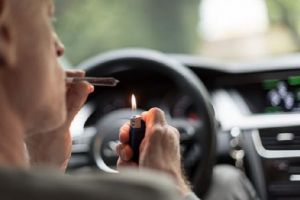 Pericol public în trafic: un şofer din Oradea şi unul din Pomezeu s-au urcat drogaţi la volan