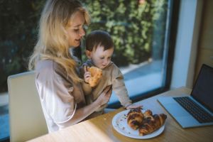 Noi stimulente pentru angajatori: 2.250 de lei pe luna pentru incadrarea mamelor cu multi copii si a fostilor detinuti