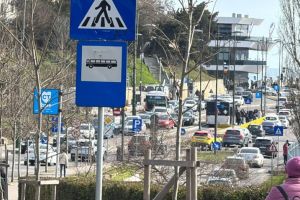FOTO+VIDEO: Trafic aglomerat pe strada Termele Romane din Constanta! Terasele din Portul Tomis, pline