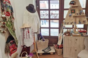 Altfel de mărţişoare şi daruri pentru femei. Muzeele din Sibiu „se întrec” în cadouri autentice