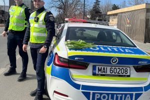 Ialomiţa: Flori şi sfaturi preventive pentru şoferiţele din trafic