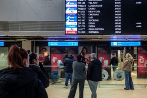 Peste 180 de români repatriaţi din Qatar: au venit cu un avion special