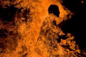 Un bărbat din Hunedoara şi-a dat foc în faţa unor mame