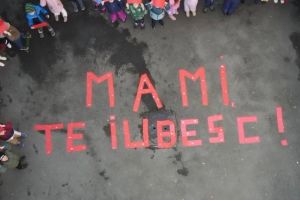VIDEO Lanţ uman în forma de inimă, în dar pentru mama, la Grădiniţa Nr. 22 „Micul prinţ”