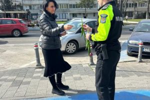 Politistii locali din Constanta au oferit flori doamnelor si domnisoarelor de 8 Martie (FOTO)