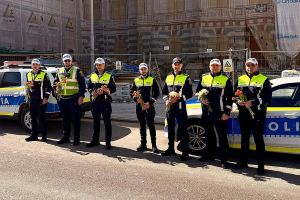 Bacău: Flori şi mesaje de apreciere oferite de poliţişti, de Ziua Femeii