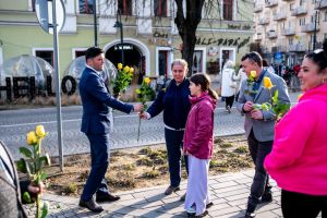 FOTO. Flori oferite de liberali doamnelor şi domnişoarelor din Satu Mare, de 8 Martie
