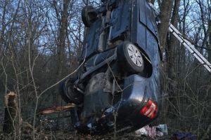 A pierdut controlul volanului şi a ajuns cu maşina într-un copac