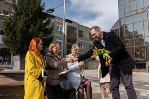 FOTO. Flori şi urări de 8 Martie oferite de USR Satu Mare femeilor din oraş