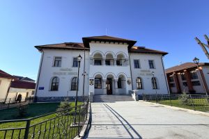 Primărie reabilitată la Horezu şi investiţii de zeci de milioane de euro în oraş