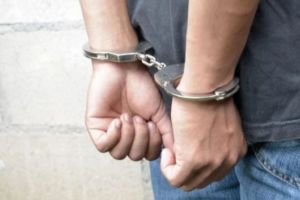 Reţinut după ce şi-a lovit tatăl şi l-a ameninţat cu un cuţit