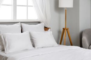 Lenjeriile de pat albe: Avantaje, dezavantaje şi sfaturi de întreţinere