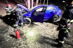 FOTO Accident, noaptea trecută, într-o localitate din Botoşani! O maşină s-a făcut praf