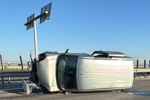 Maşină răsturnată pe autostrada A1, lângă Sibiu / foto