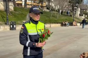 VIDEO: Politistii Serviciului Siguranta Școlara si Prevenirea Criminalitatii din cadrul IPJ Constanta au daruit flori de Ziua Femeii