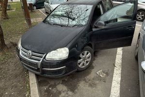 Tânăr reţinut după ce a furat un autotursim după care l-a abandonat