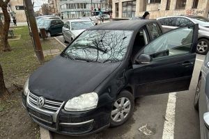 Tânăr reţinut după ce a furat un autotursim şi l-a abandonat