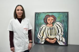 O asistentă din Sibiu îmbină medicina cu arta: Dariana pictează tablouri inspirate din emoţii