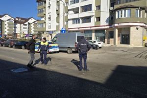 FOTO Alertă în judeţul Botoşani! Sediul unei bănci, evacuat după ce un bărbat a abandonat un pachet suspect