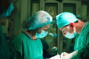 Umflăturile la nivelul gâtului care persistă pot ascunde afecţiuni grave, avertizează medicii de la Spitalul CFR Timişoara