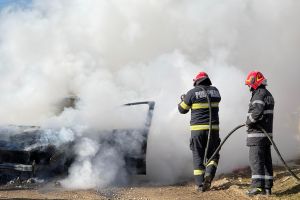 FOTO Maşină făcută scrum la Botoşani. De la ce a pornit incendiul