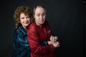 Premieră Braşov: „Iubito, dezbracă-te!” – Comedie spumoasă cu Dorina Roman şi Nae Alexandru la Centrul Cultural Reduta