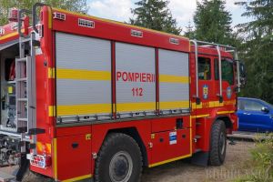 Incendiu la un depozit de echipamente IT din Aleşd. Pompierii încearcă să stingă focul izbucnit într-o hală de 400 mp