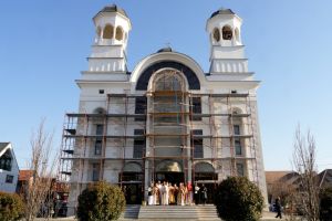 Mitropolitul Ardealului a sfinţit icoanele noilor ocrotitori ai unei biserici din Sibiu / foto