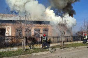 Explozie urmată de incendiu. Bărbat în stare critică