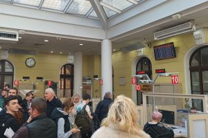 Înghesuială mare! Primăria Oradea a prelungit programul de lucru al ghişeului pentru parcări de domiciliu (FOTO)