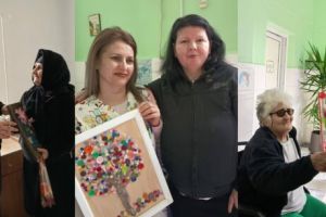Rezidenţii Complexului Servicii Persoane Adulte Corabia, surpriză pentru femeile de la Centrul Medico-Social/ FOTO