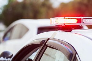 „Cadou” de 8 martie: Un bărbat şi-a bătut fosta iubită, i-a distrus telefonul şi i-a furat maşina