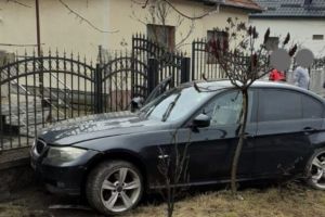 Beat şi fără permis, un sătmărean a intrat cu maşina într-un gard. Apoi a fugit de la locul accidentului