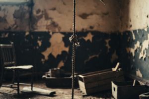 Tânăr de 24 de ani găsit decedat într-o clădire abandonată din Năeni. Poliţia a deschis anchetă