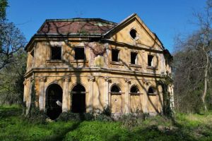 Au început lucrările la Castelul de la Banloc. Primele intervenţii de când a fost preluat de CJ Timiş