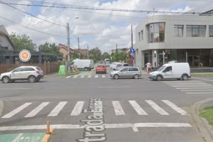 Se semaforizează intersecţia Eneas – Brâncoveanu. Șoferii şi bicicliştii au vizibilitate redusă