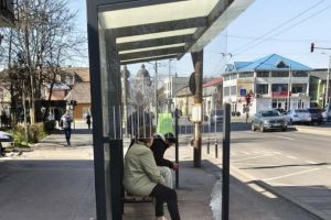 Staţie de autobuz, vandalizată şi cu geamul spart. STPT face apel la respect