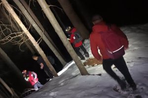 2 turişti în pantofi, salvaţi de sub vârful Piatra Mare. Unul dintre turişti şi-a pierdut pantoful în zăpadă