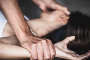 Detalii şocante în cazul bărbatului arestat pentru viol! Mama fetei, acuzată de complicitate