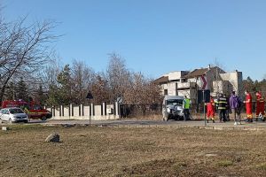Accident la Hemeiuş, în faţa Industrial Park. Un curier a rupt un stâlp electric