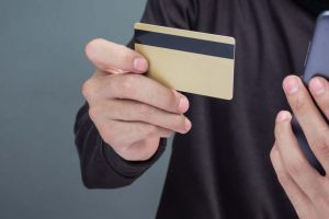 A găsit cardul altcuiva şi l-a folosit de 16 ori. Poliţiştii au descoperit şi o armă la percheziţii