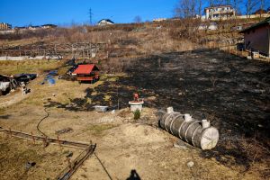 FOTO Incendiu într-o localitate din Botoşani. Un bărbat a ajuns cu arsuri la spital
