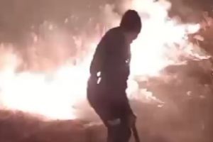 VIDEO Flăcări uriaşe într-o localitate din Botoşani. De la ce a pornit vâlvătaia