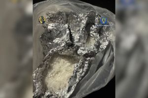 Doi bărbaţi arestaţi după ce au fost prinşi în flagrant de DIICOT Oradea în timp ce vindeau substanţe psihoactive de 25.000 de lei