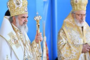 De ziua lui onomastică – Părintele Calinic a slujit împreună cu Patriarhul Daniel