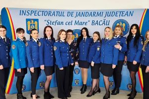 Jandarmeriţele au primit flori de Ziua Femeii