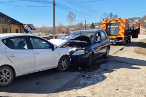 FOTO Accident cu două maşini. Două persoane au ajuns la spital