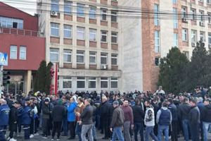 Soarta miilor de angajaţi ai Complexului Energetic Oltenia, în mâna acţionarilor, adică, la mila Guvernului Bolojan